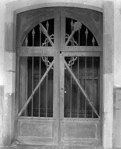 Porte conduisant à la nef. © Yves Sancey / Région Bourgogne-Franche-Comté, Inventaire du patrimoine - 1976
