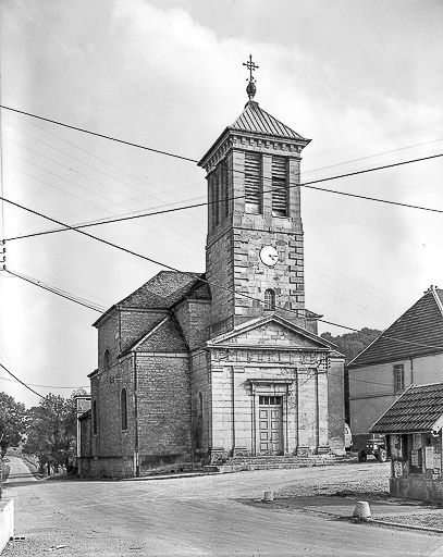 Façade antérieure de trois quarts gauche. © Dominique Humbert / Région Bourgogne-Franche-Comté, Inventaire du patrimoine - 1976
