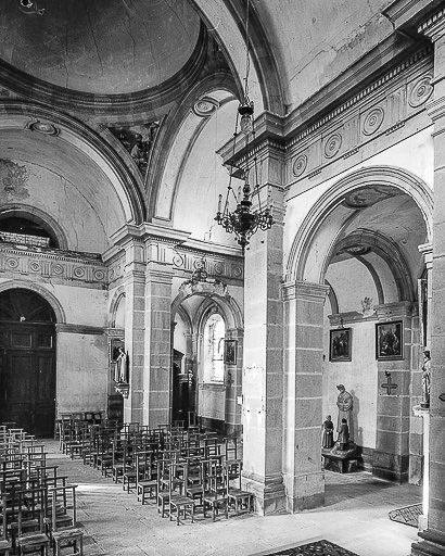 Intérieur : nef vue de trois quarts droit depuis le choeur. © Yves Sancey / Région Bourgogne-Franche-Comté, Inventaire du patrimoine - 1976 Intérieur : nef vue de trois quarts droit depuis le choeur. © Yves Sancey / Région Bourgogne-Franche-Comté, Inventaire du patrimoine - 1976