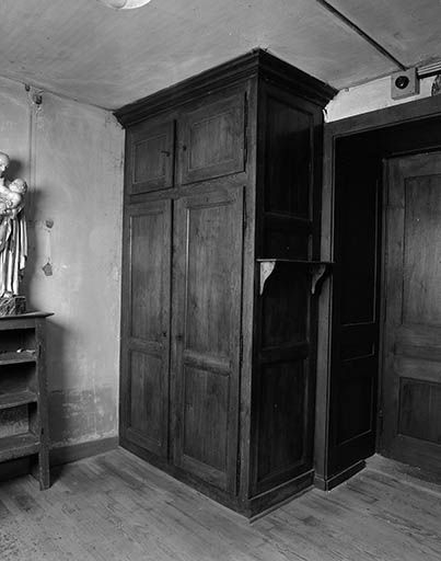 Vue d'ensemble de l'armoire de sacristie. © Bernard Lardière / Région Bourgogne-Franche-Comté, Inventaire du patrimoine - 1976 Vue d'ensemble de l'armoire de sacristie. © Bernard Lardière / Région Bourgogne-Franche-Comté, Inventaire du patrimoine - 1976