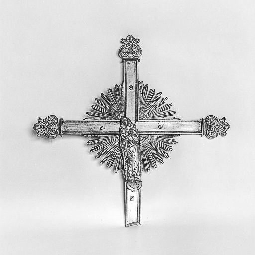 Croix avec statue de la Vierge : fragment (non étudié). © Bernard Lardière / Région Bourgogne-Franche-Comté, Inventaire du patrimoine - 1976 Croix avec statue de la Vierge : fragment (non étudié). © Bernard Lardière / Région Bourgogne-Franche-Comté, Inventaire du patrimoine - 1976