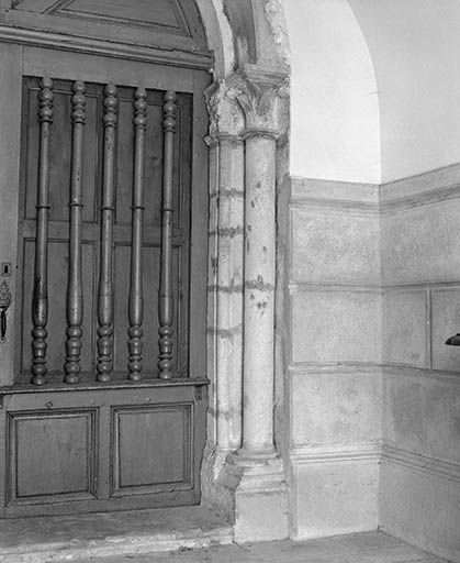Détail du portail : les colonnettes du côté droit. © Yves Sancey / Région Bourgogne-Franche-Comté, Inventaire du patrimoine - 1976
