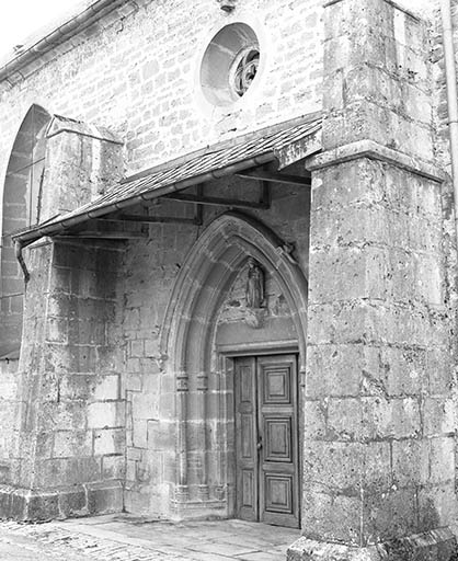 Face latérale gauche, porte et occulus, vus de trois quarts gauche. © Dominique Humbert / Région Bourgogne-Franche-Comté, Inventaire du patrimoine - 1976