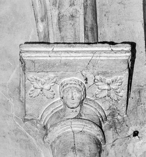 Intérieur : nef, détail d'un chapiteau (4). © Bernard Lardière / Région Bourgogne-Franche-Comté, Inventaire du patrimoine - 1976