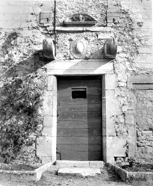 La porte d'entrée de l'ancienne hôtellerie. © Yves Sancey / Région Bourgogne-Franche-Comté, Inventaire du patrimoine - 1976