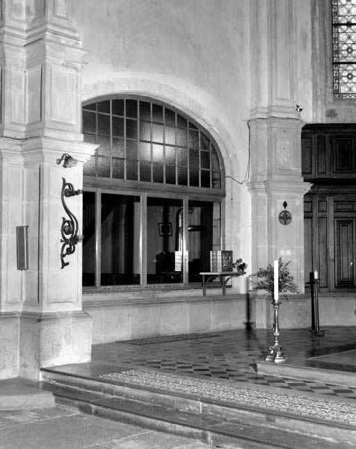 Intérieur : baie du choeur des religieuses donnant dans le choeur liturgique. © Yves Sancey / Région Bourgogne-Franche-Comté, Inventaire du patrimoine - 1976