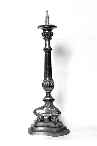 Vue d'ensemble d'un chandelier d'autel. © Yves Sancey / Région Bourgogne-Franche-Comté, Inventaire du patrimoine - 1976