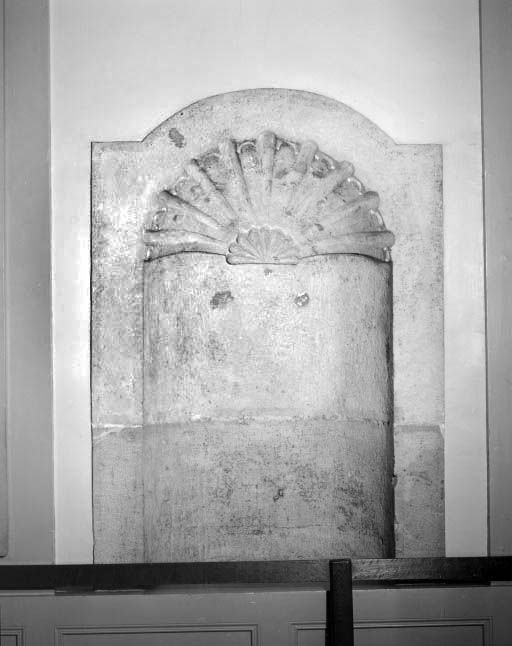 Intérieur : niche indiquant la place du prieur au réfectoire à l'époque des Minimes. © Yves Sancey / Région Bourgogne-Franche-Comté, Inventaire du patrimoine - 1976