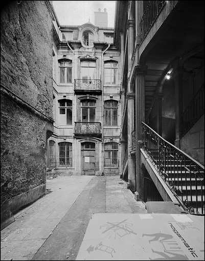 Vue d'ensemble du logis en fond de cour. © Yves Sancey / Région Bourgogne-Franche-Comté, Inventaire du patrimoine - 1976