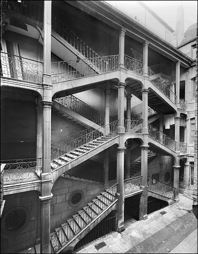 Vue d'ensemble de l'escalier à cage ouverte depuis le fond de la cour. © Yves Sancey / Région Bourgogne-Franche-Comté, Inventaire du patrimoine - 1976
