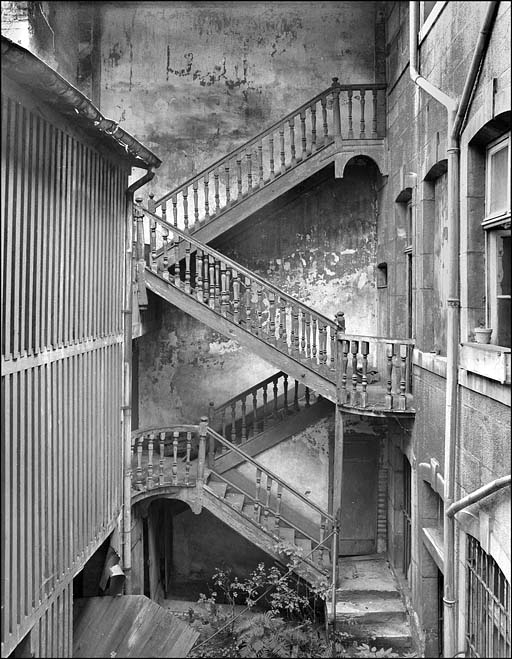 Vue rapprochée de l'escalier détruit situé dans la deuxième cour. © Yves Sancey / Région Bourgogne-Franche-Comté, Inventaire du patrimoine - 1976