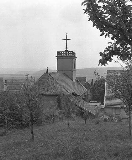 Extérieur : abside, vue de trois quarts. © Yves Sancey / Région Bourgogne-Franche-Comté, Inventaire du patrimoine - 1976