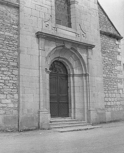 Extérieur : portail. © Yves Sancey / Région Bourgogne-Franche-Comté, Inventaire du patrimoine - 1976