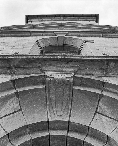 Détail du portail : claveau central. © Yves Sancey / Région Bourgogne-Franche-Comté, Inventaire du patrimoine - 1976