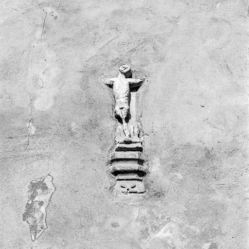 Fragment de Christ en croix sur une façade. © Bernard Pontefract / Région Bourgogne-Franche-Comté, Inventaire du patrimoine - 1976