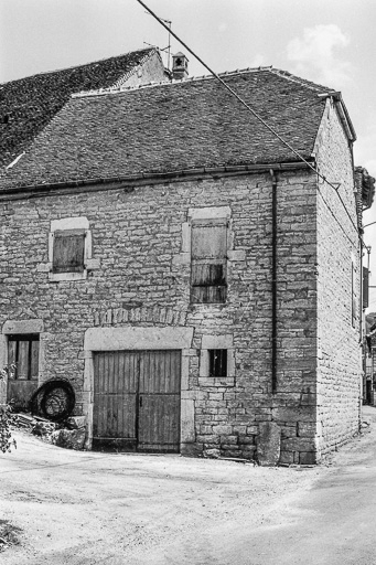 Maison cadastrée AD 39 : façades antérieure et latérale droite. © Bernard Pontefract / Région Bourgogne-Franche-Comté, Inventaire du patrimoine - 1976