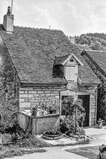 Maison cadastrée AD 114 : façade antérieure. © Bernard Pontefract / Région Bourgogne-Franche-Comté, Inventaire du patrimoine - 1976