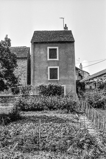 Maison cadastrée AD 114 : façade postérieure et jardin. © Bernard Pontefract / Région Bourgogne-Franche-Comté, Inventaire du patrimoine - 1976