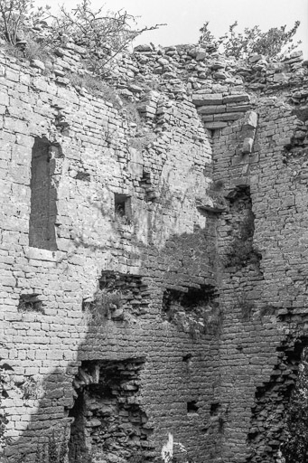 Vue intérieure du donjon : détail. © Bernard Pontefract / Région Bourgogne-Franche-Comté, Inventaire du patrimoine - 1976