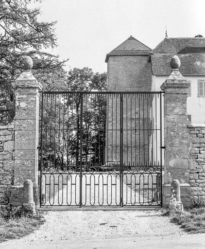 Portail d'entrée. © Bernard Pontefract / Région Bourgogne-Franche-Comté, Inventaire du patrimoine - 1976