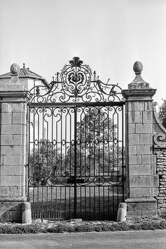 Portail d'entrée de la cour. © Bernard Pontefract / Région Bourgogne-Franche-Comté, Inventaire du patrimoine - 1976