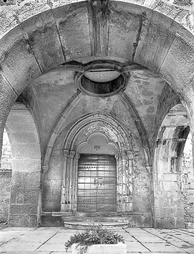 Extérieur : porche. © Yves Sancey / Région Bourgogne-Franche-Comté, Inventaire du patrimoine - 1976