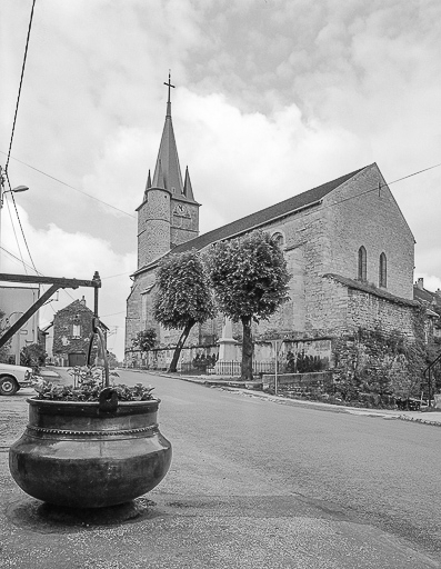 Extérieur : façade latérale droite et chevet. © Yves Sancey / Région Bourgogne-Franche-Comté, Inventaire du patrimoine - 1976