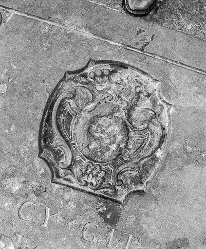 Détail des armoiries d'une pierre tombale. © Yves Sancey / Région Bourgogne-Franche-Comté, Inventaire du patrimoine - 1976