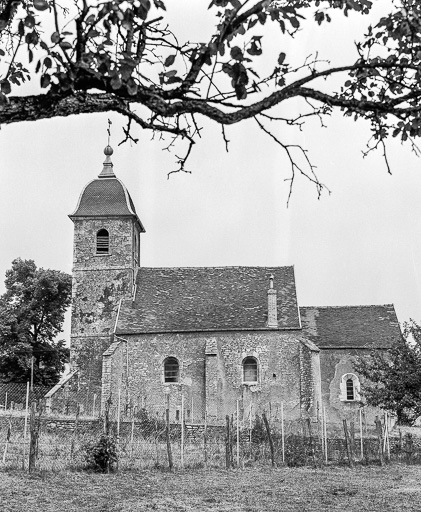 Façade latérale droite et choeur. © Yves Sancey / Région Bourgogne-Franche-Comté, Inventaire du patrimoine - 1976