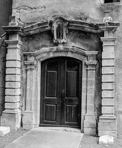 Portail d'entrée vu de face. © Yves Sancey / Région Bourgogne-Franche-Comté, Inventaire du patrimoine - 1976
