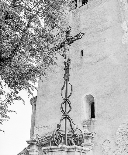 Croix de mission devant l'église : vue de trois quarts gauche. © Yves Sancey / Région Bourgogne-Franche-Comté, Inventaire du patrimoine - 1976