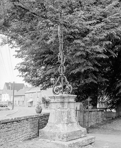 Croix de mission devant l'église : face arrière. © Yves Sancey / Région Bourgogne-Franche-Comté, Inventaire du patrimoine - 1976