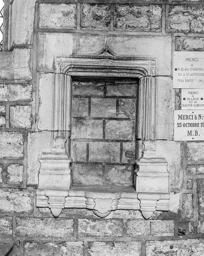 Chapelle Notre-Dame du château : niche. © Bernard Lardière / Région Bourgogne-Franche-Comté, Inventaire du patrimoine - 1976