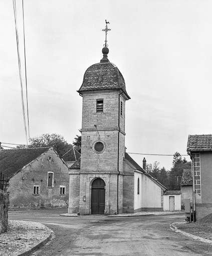 Extérieur : façade antérieure et clocher-porche. © Yves Sancey / Région Bourgogne-Franche-Comté, Inventaire du patrimoine - 1976