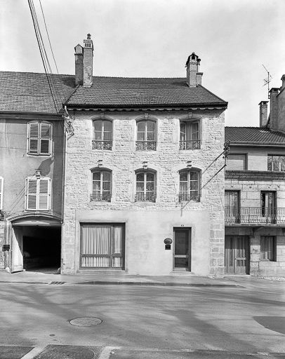 Maison 16 place Gustave Courbet : façade antérieure. © Yves Sancey / Région Bourgogne-Franche-Comté, Inventaire du patrimoine - 1977
