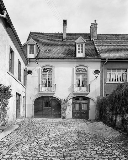 Maison (AE 105) 1 rue Pierre Vernier : vue générale. © Yves Sancey / Région Bourgogne-Franche-Comté, Inventaire du patrimoine - 1977