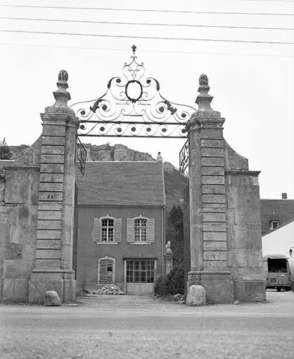 Portail rue Jacques-Gervais. © Yves Sancey / Région Bourgogne-Franche-Comté, Inventaire du patrimoine - 1977