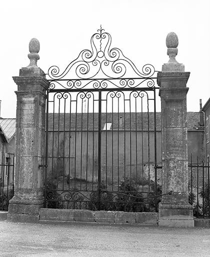Portail latéral. © Yves Sancey / Région Bourgogne-Franche-Comté, Inventaire du patrimoine - 1977