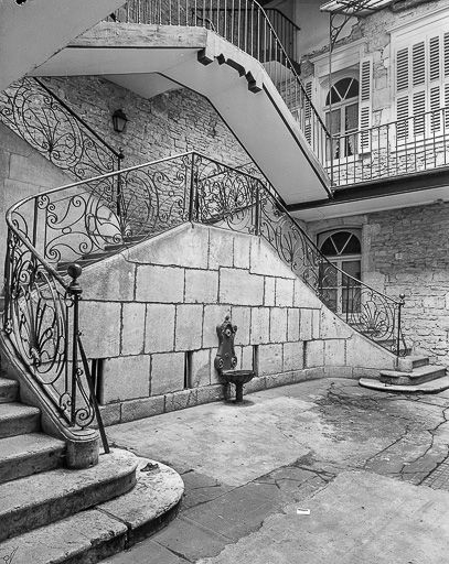 Escalier sur cour. © Yves Sancey / Région Bourgogne-Franche-Comté, Inventaire du patrimoine - 1977