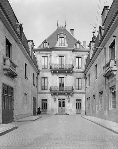 Façade sur cour. © Yves Sancey / Région Bourgogne-Franche-Comté, Inventaire du patrimoine - 1977