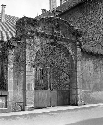 Maison (AE 104) 3 rue Pierre Vernier : le portail. © Yves Sancey / Région Bourgogne-Franche-Comté, Inventaire du patrimoine - 1977