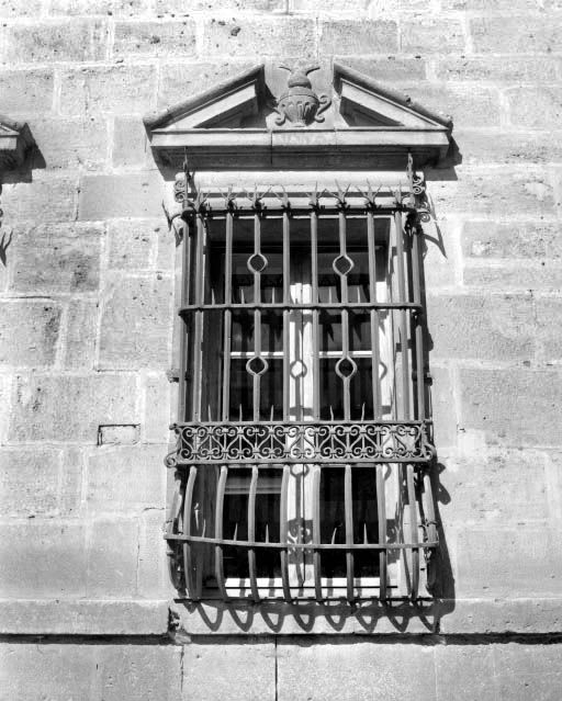 Façade antérieure, détail : une baie du rez-de-chaussée. © Yves Sancey / Région Bourgogne-Franche-Comté, Inventaire du patrimoine - 1977