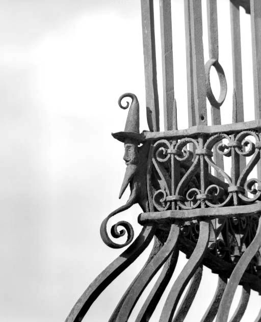 Façade antérieure, détail de la baie d'angle du rez-de-chaussée. © Yves Sancey / Région Bourgogne-Franche-Comté, Inventaire du patrimoine - 1977