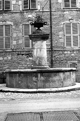 Vue générale face à l'hôtel Champerreux. © Yves Sancey / Région Bourgogne-Franche-Comté, Inventaire du patrimoine - 1977