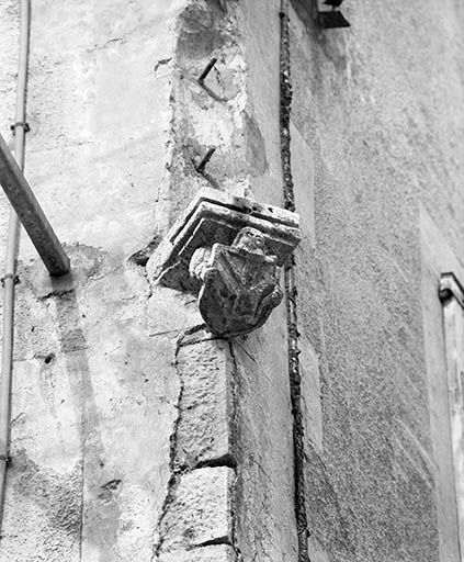 Maison 2 rue saint-Laurent : console à l'angle de la rue Saint-Laurent et de la place de la Fontaine. © Yves Sancey / Région Bourgogne-Franche-Comté, Inventaire du patrimoine - 1977