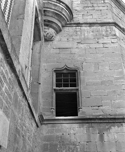 Façade antérieure, détail : baie éclairant l'escalier. © Yves Sancey / Région Bourgogne-Franche-Comté, Inventaire du patrimoine - 1977