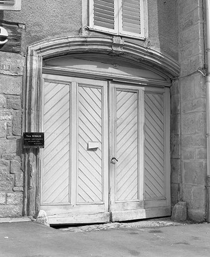 Maison, 18 place Gustave-Courbet : portail fermé. © Yves Sancey / Région Bourgogne-Franche-Comté, Inventaire du patrimoine - 1977