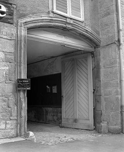 Maison, 18 place Gustave Courbet : portail ouvert. © Yves Sancey / Région Bourgogne-Franche-Comté, Inventaire du patrimoine - 1977