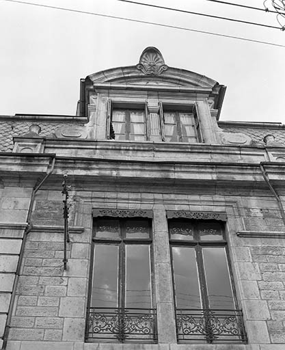 Façade antérieure, détail de la travée centrale. © Yves Sancey / Région Bourgogne-Franche-Comté, Inventaire du patrimoine - 1977