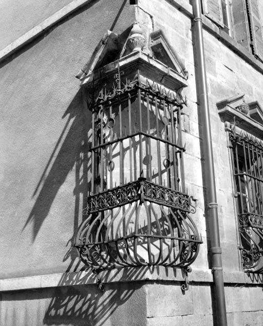 Façade antérieure, détail : baie d'angle du rez-de-chaussée. © Yves Sancey / Région Bourgogne-Franche-Comté, Inventaire du patrimoine - 1977